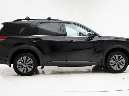 Used 2024 Nissan Pathfinder SV image 3