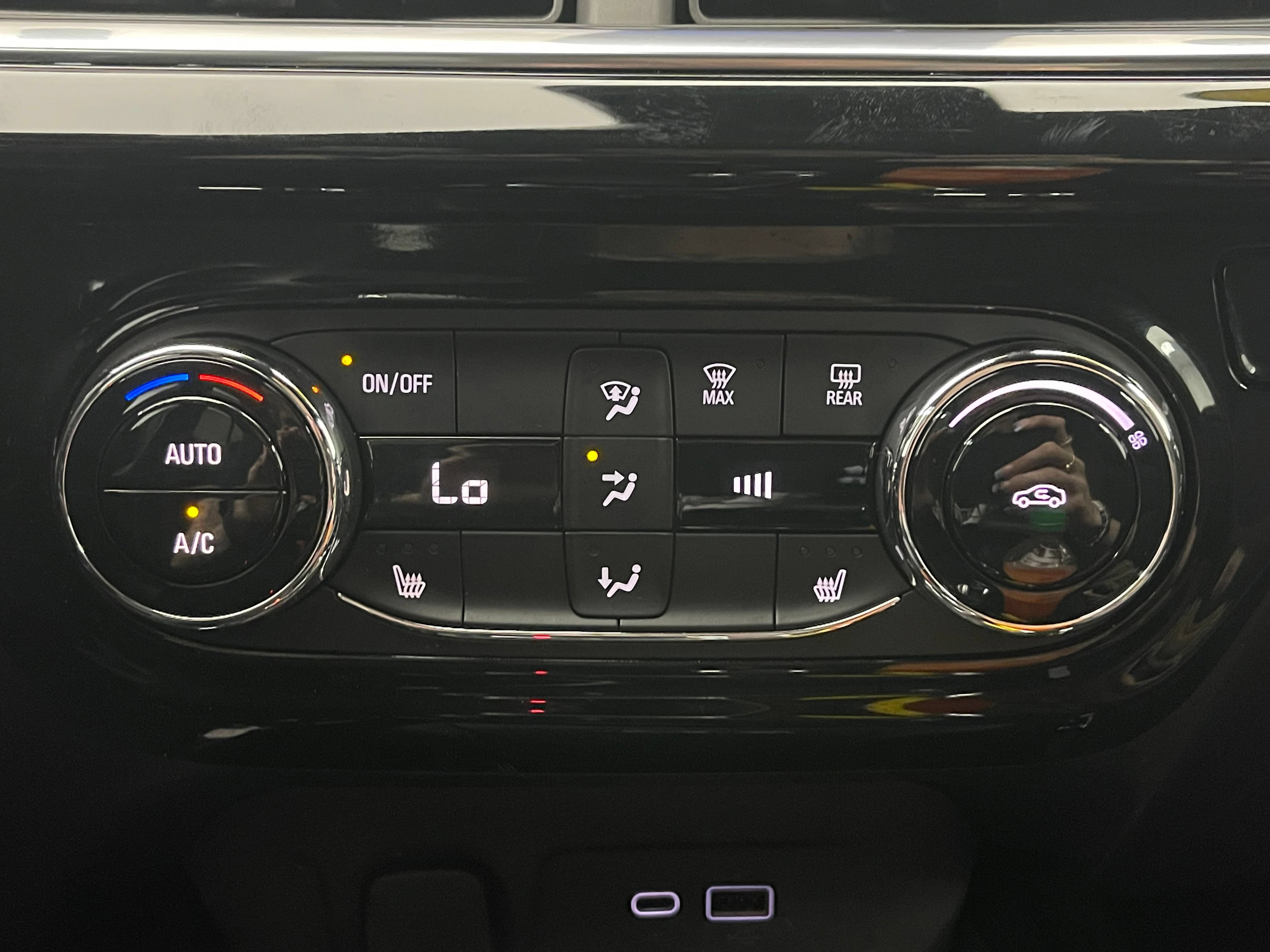 Used 2024 Chevrolet Trax RS w/ Sunroof Package FWD image 28