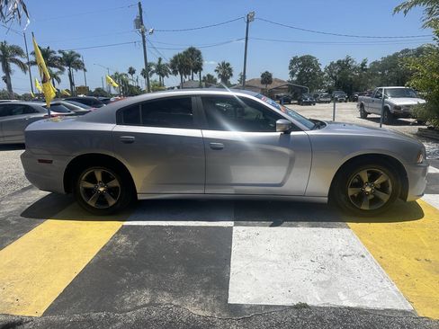 Used 2014 Dodge Charger SXT image 3