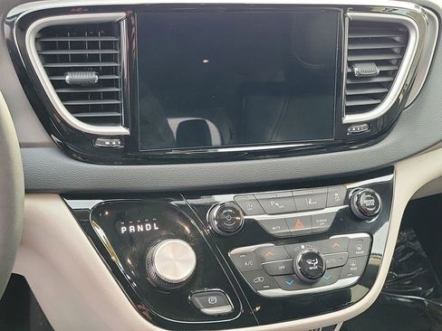 Certified 2024 Chrysler Pacifica Touring-L image 10