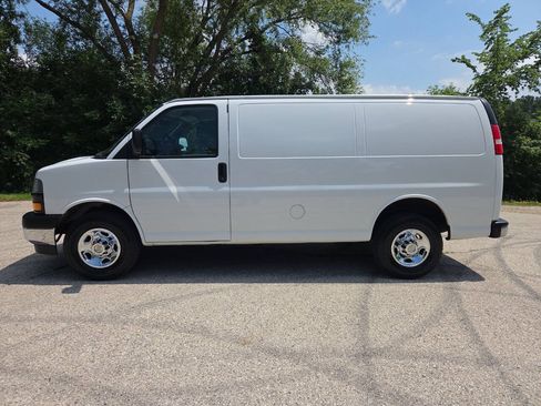 Used 2020 Chevrolet Express 3500 w/ Driver Convenience Package RWD image 3