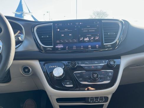 Used 2023 Chrysler Pacifica Touring-L image 9