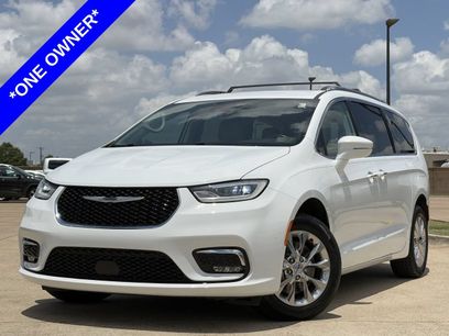 Used 2021 Chrysler Pacifica Touring-L w/ Uconnect Theater Family Group