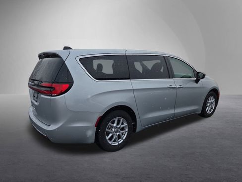 Used 2024 Chrysler Pacifica Touring-L image 3