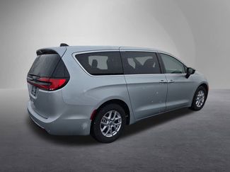 Used 2024 Chrysler Pacifica Touring-L video 3
