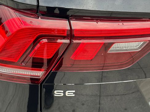 Used 2022 Volkswagen Tiguan SE w/ Panoramic Sunroof Package image 28