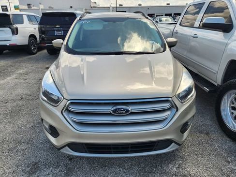 Used 2018 Ford Escape SE w/ SE Sync 3 Package FWD image 2