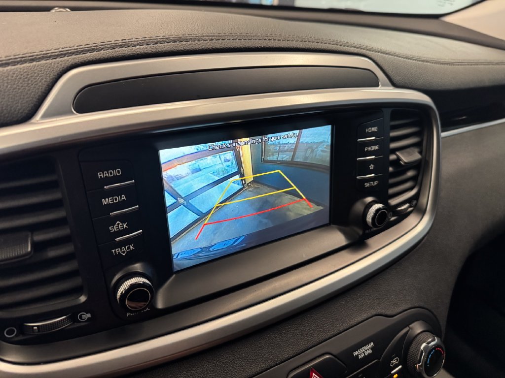 Used 2020 Kia Sorento LX AWD/4WD image 14