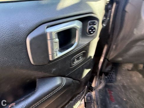 Used 2019 Jeep Wrangler Unlimited Sahara AWD/4WD image 14