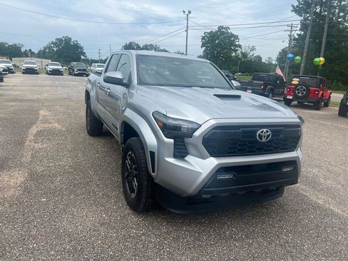 Used 2024 Toyota Tacoma TRD Sport AWD/4WD image 4