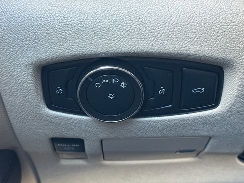 Used 2017 Lincoln Continental Select image 41