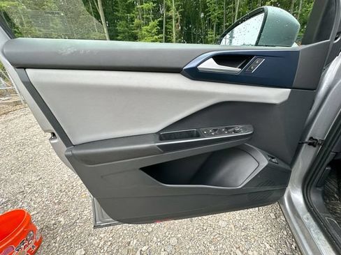 Used 2023 Volkswagen Taos SE w/ Panoramic Sunroof Package FWD image 25