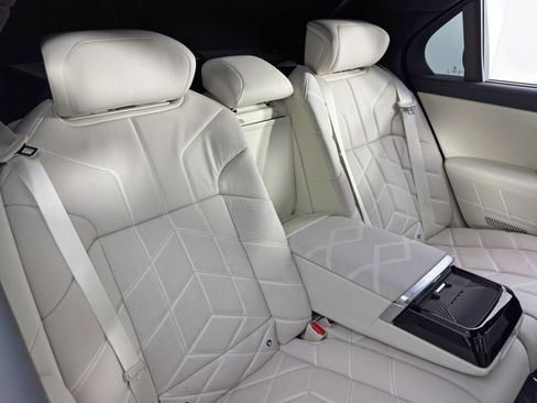 Used 2023 BMW i7 xDrive60 w/ Executive Package 2 image 54