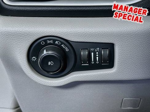 Used 2023 Chrysler Pacifica Touring-L FWD image 11