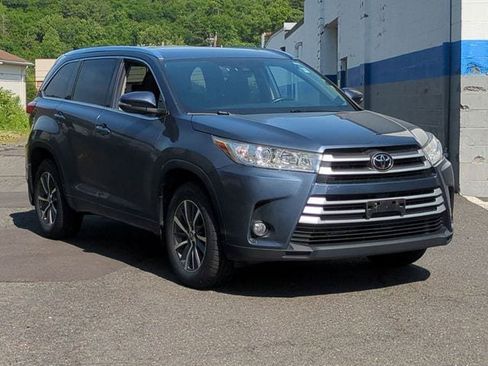 Used 2018 Toyota Highlander XLE AWD/4WD image 3
