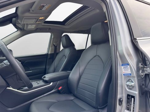 Used 2025 Toyota Highlander XLE AWD/4WD image 9