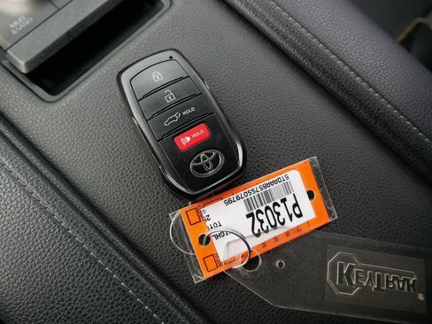 Used 2025 Toyota Grand Highlander AWD image 31
