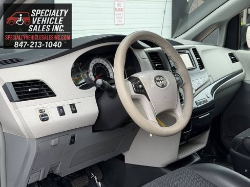 Used 2014 Toyota Sienna SE FWD image 33