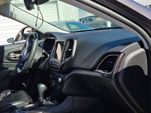 Used 2022 Jeep Cherokee Trailhawk AWD/4WD image 22