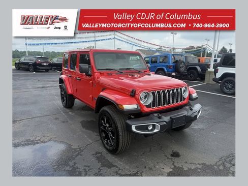 Used 2025 Jeep Wrangler Unlimited Sahara w/ Safety Group AWD/4WD image 1