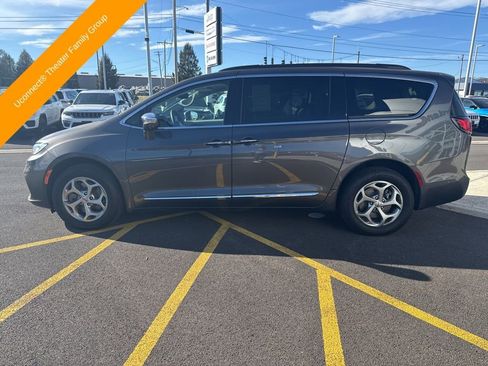 Used 2022 Chrysler Pacifica Limited w/ Uconnect Theater Family Group AWD/4WD image 5