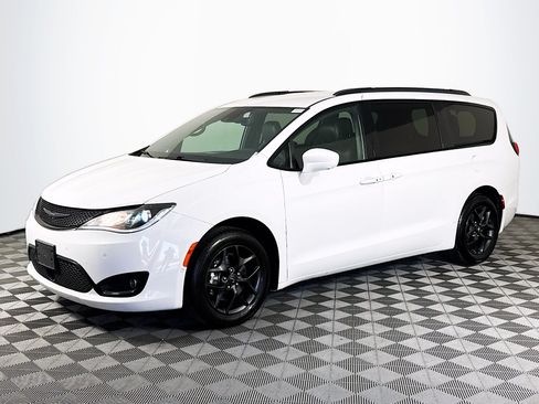 Used 2020 Chrysler Pacifica Touring-L Plus FWD image 4