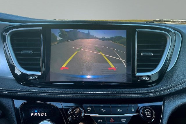 Used 2025 Chrysler Pacifica Limited FWD image 14