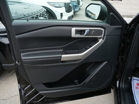 Used 2023 Ford Explorer XLT image 18