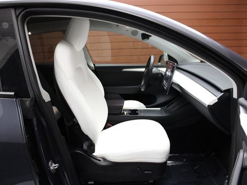 Used 2022 Tesla Model Y Performance image 30