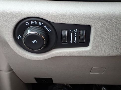 Used 2024 Chrysler Pacifica Touring-L FWD image 21