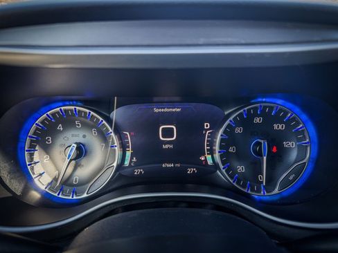 Used 2023 Chrysler Pacifica Touring-L image 16