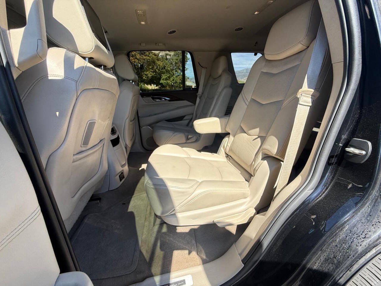 Used 2015 Cadillac Escalade Luxury AWD/4WD image 11