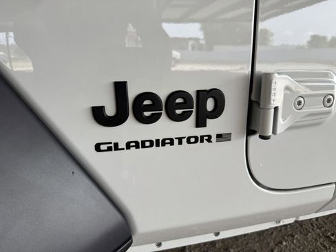 Used 2024 Jeep Gladiator Sport AWD/4WD image 41