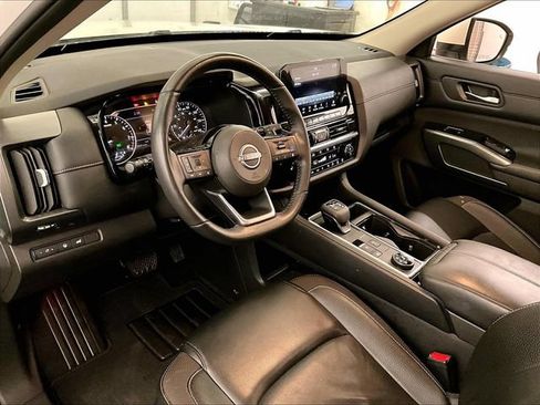 Used 2023 Nissan Pathfinder SL w/ Black Appearance Package AWD/4WD image 12