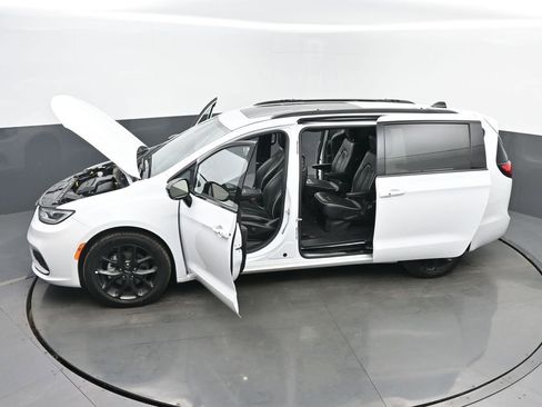 Used 2025 Chrysler Pacifica Limited image 61