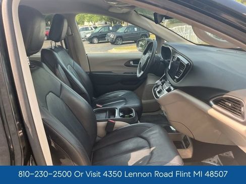 Used 2017 Chrysler Pacifica Touring-L FWD image 32