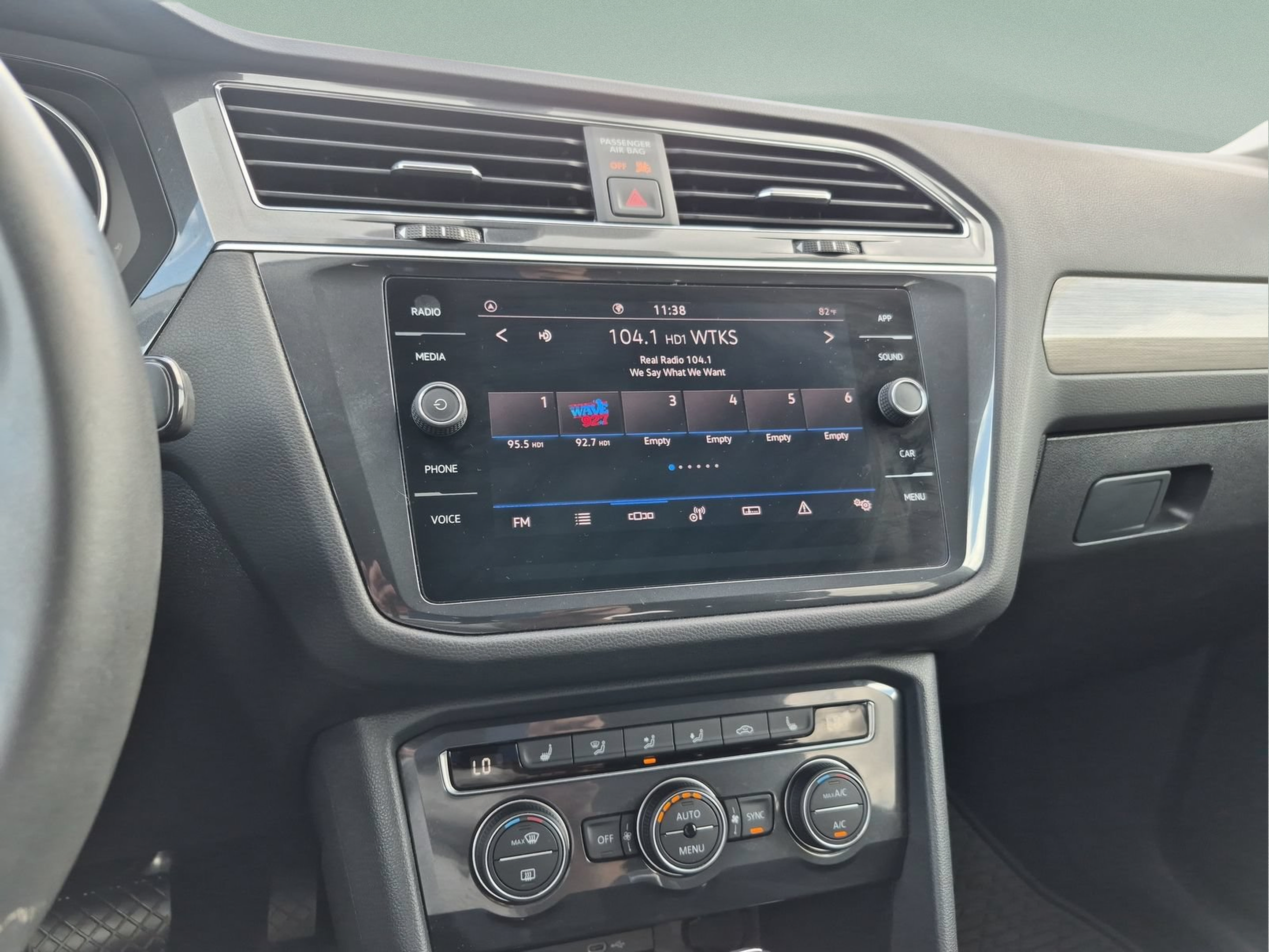 Used 2021 Volkswagen Tiguan SE w/ Panoramic Sunroof Package FWD image 12