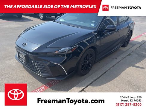 Used 2025 Toyota Camry SE w/ Convenience Package FWD image 1