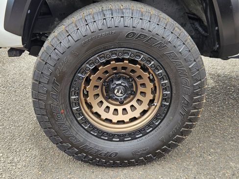 Used 2018 Toyota Tacoma SR5 AWD/4WD image 29