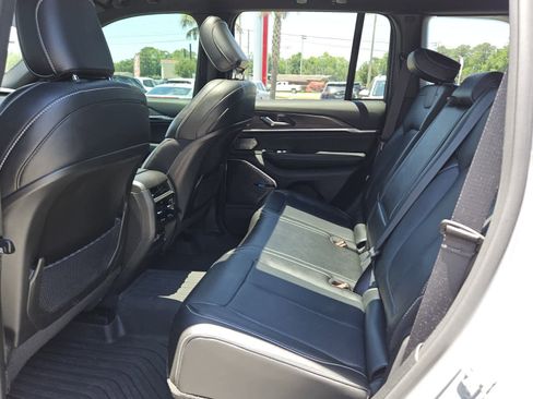 Used 2023 Jeep Grand Cherokee Overland AWD/4WD image 4