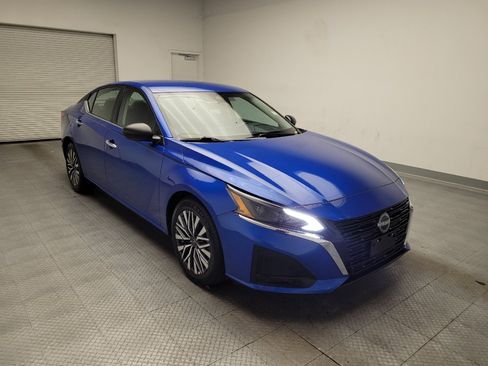Used 2025 Nissan Altima 2.5 SV FWD image 13