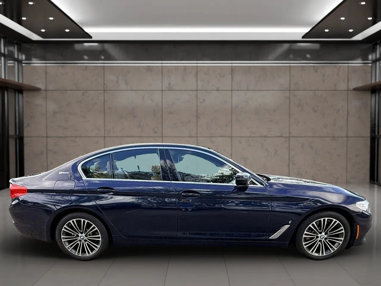 Used 2019 BMW 530e w/ Convenience Package RWD image 2