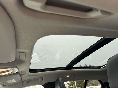 Certified 2023 Volvo XC40 B5 Plus w/ Protection Package Premier image 17