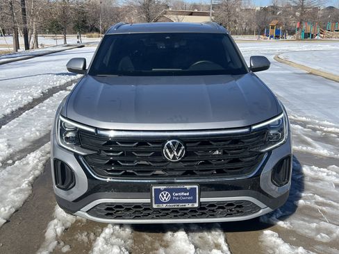 Certified 2025 Volkswagen Atlas Cross Sport SE w/ Panoramic Sunroof Package image 3