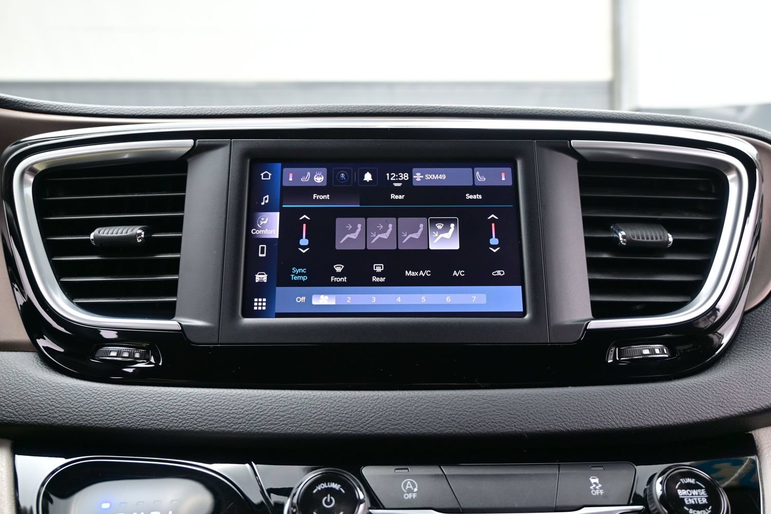 Used 2023 Chrysler Voyager LX FWD image 23