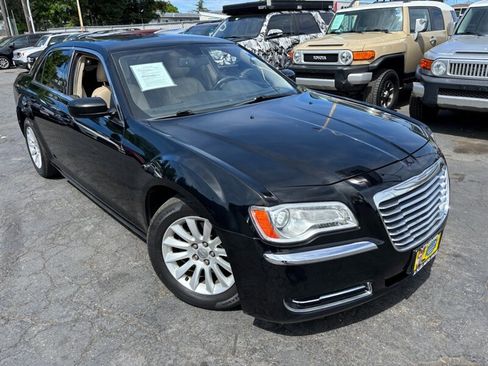 Used 2013 Chrysler 300 image 2