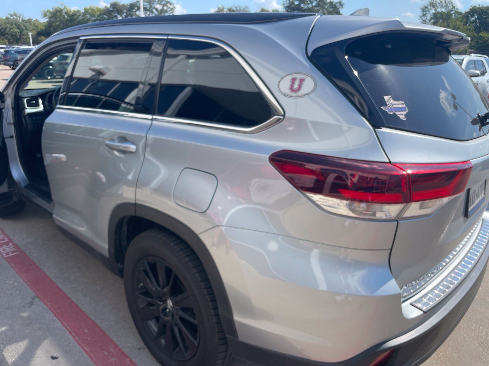 Used 2019 Toyota Highlander SE FWD image 7