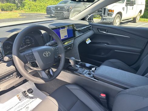 Used 2025 Toyota Camry XLE FWD image 15