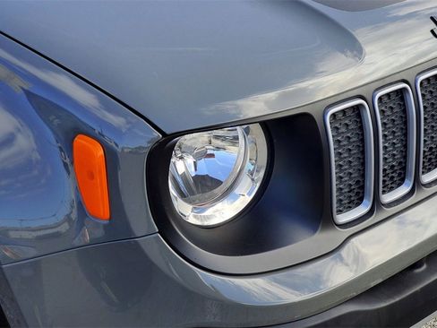 Used 2023 Jeep Renegade Latitude image 2