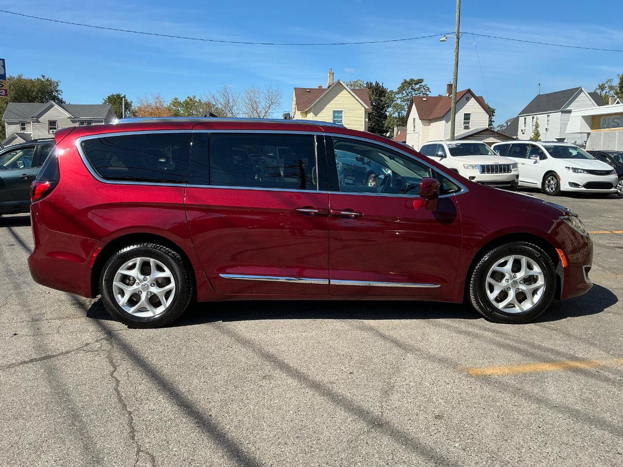 Used 2018 Chrysler Pacifica Touring-L w/ Tire & Wheel Group FWD image 3